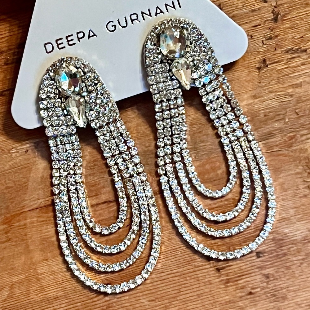 🌺🎉HP🎉🌺 NWT Deepa Gurnani Beaded Silver Crystal Chandeliers - Picture 6 of 14